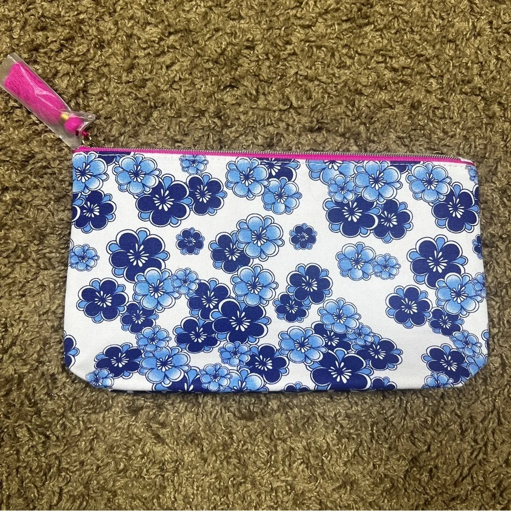 NEW Estée Lauder Pink and Blue Cosmetic Pouch - Picture 1 of 3